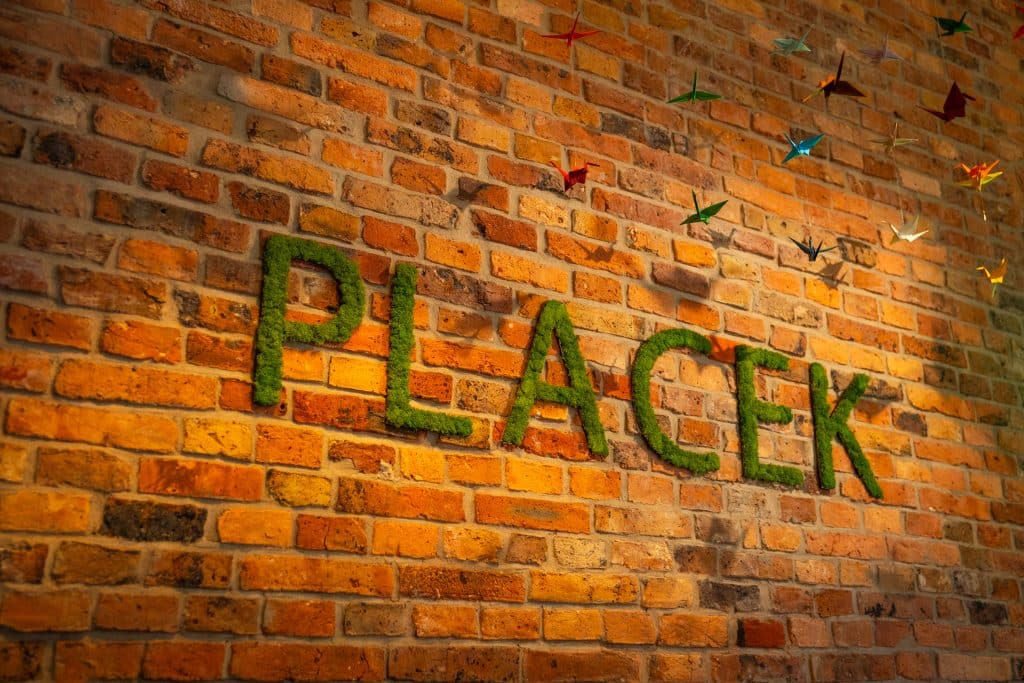 Napis na ścianie - Restauracja PLACEK Katowice