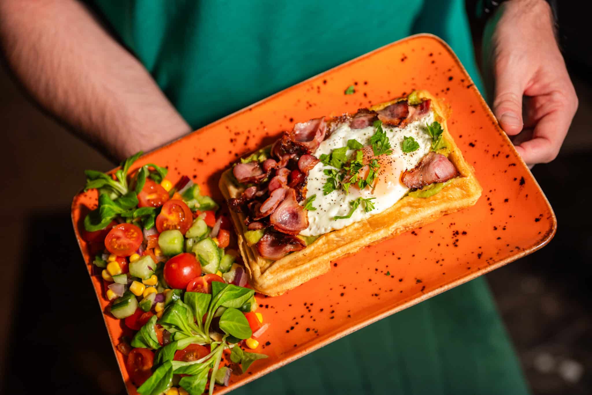 Gofr Orzechowy Super KETO z dodatkiem guacamole, boczku i jajka poche